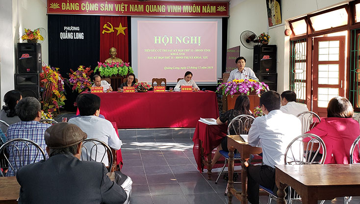 Đồng chí Trương An Ninh, Bí thư Thị ủy Ba Đồn tiếp thu và giải trình một số kiến nghị của cử tri thị xã Ba Đồn.