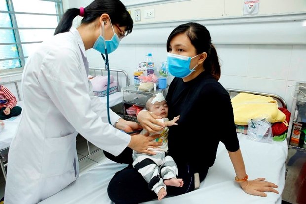 Chăm sóc điều trị cho trẻ mắc bệnh cúm tại Bệnh viện Nhi Trung ương. (Ảnh minh họa: Dương Ngọc/TTXVN)