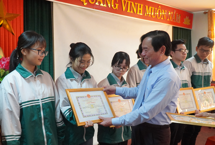 Đồng chí Đinh Quý Nhân, Tỉnh ủy viên, Giám đốc Sở Giáo dục-Đào tạo tặng giấy khen cho các các học sinh tham dự Kỳ thi chọn học sinh giỏi quốc gia năm học 2019-2020.