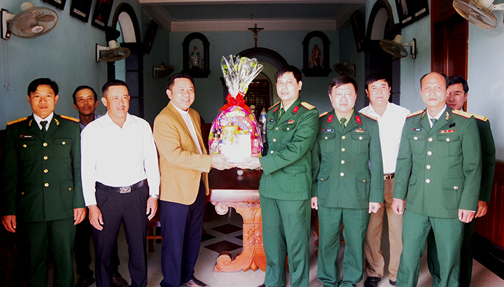 Đại tá Lê Văn Vỹ, Chỉ huy trưởng Bộ CHQS tỉnh thăm, tặng quà giáo xứ Đan Sa, xã Quảng Phúc, thị xã Ba Đồn.