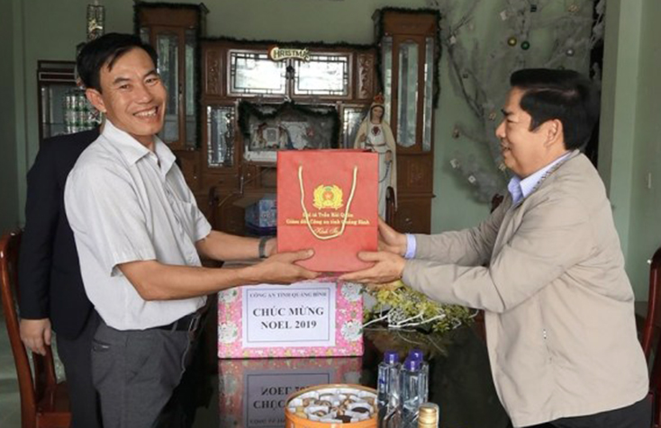 Đại tá Trần Minh Thùy, Phó Giám đốc Công an tỉnh tặng quà chúc mừng lễ Noel tại giáo xứ Cồn Sẻ.