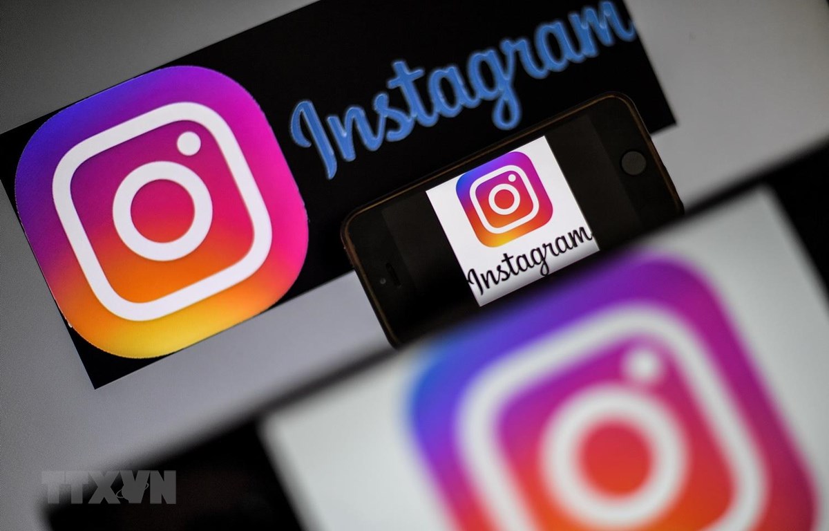 Biểu tượng Instagram (phải) trên màn hình điện thoại di động. (Ảnh: AFP/TTXVN)