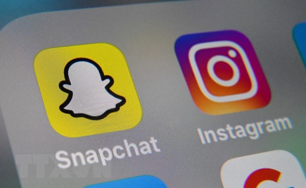 Biểu tượng Snapchat (trái) trên máy tính bảng. (Ảnh: AFP/TTXVN)