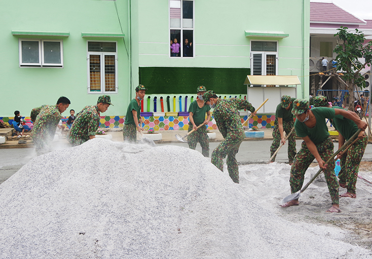 Cán bộ, chiến sỹ Trung đoàn Bộ binh 996 tu sửa trường mầm non trên địa bàn xã Thanh Thạch.