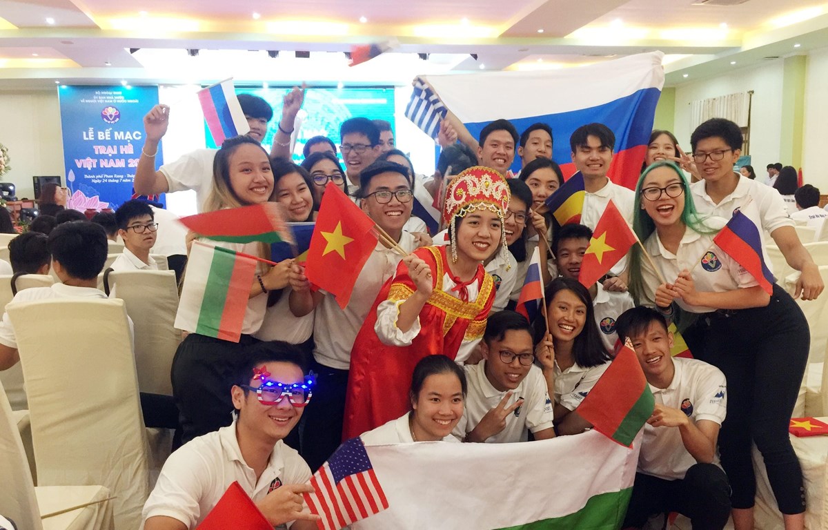 Thanh niên, sinh viên kiều bào cùng chụp ảnh lưu niệm tại lễ bế mạc trại Hè 2019. (Ảnh: Công Thử/TTXVN)
