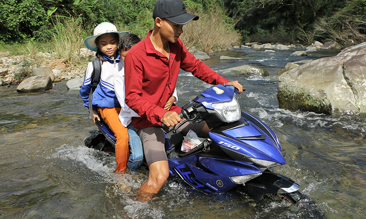 Học sinh Lâm Thủy đi lại rất gian nan. 