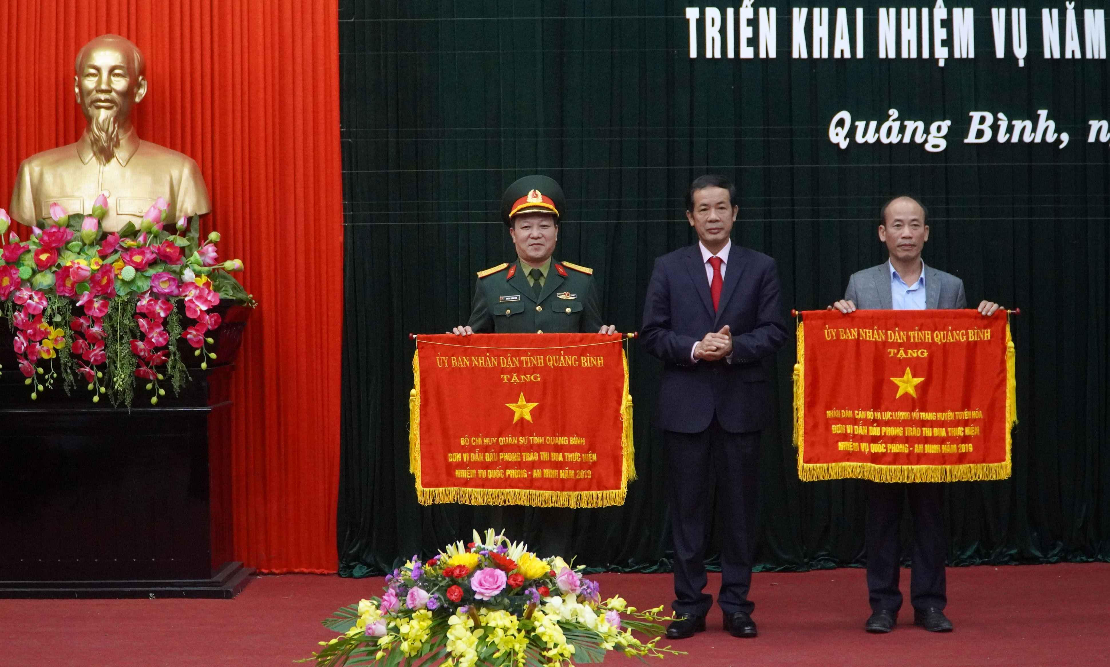 Đồng chí Chủ tịch UBND tỉnh Trần Công Thuật trao Cờ thi đua của UBND tỉnh cho các tập thể