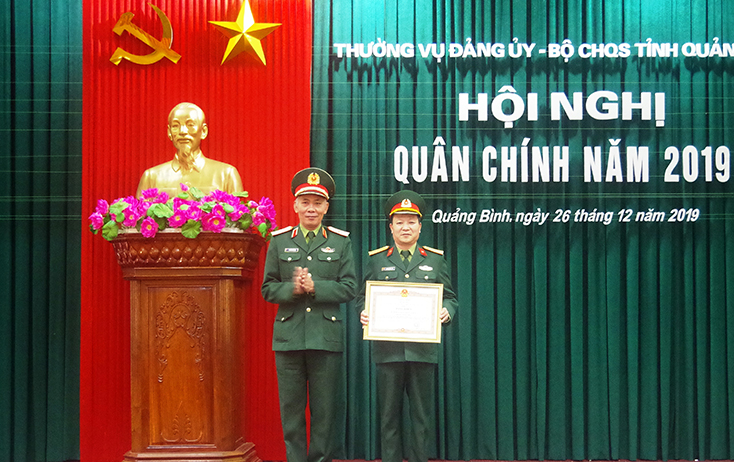 Thừa ủy quyền, Thiếu tướng Nguyễn Đức Hóa, Phó Chính ủy Quân khu 4 tặng bằng khen của Thủ tướng Chính phủ cho Bộ CHQS tỉnh về thành tích xuất sắc trong học tập và làm theo tư tưởng, đạo đức, phong cách Hồ Chí Minh (2016-2019).