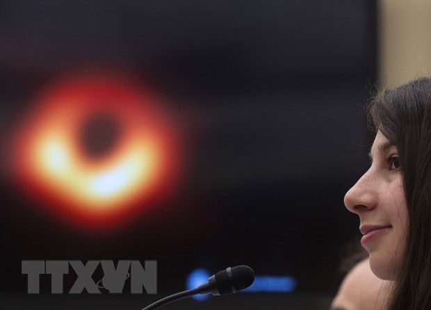 Các nhà khoa học thuộc nhóm Event Horizon Telescop Collaboration công bố hình ảnh đầu tiên về hố đen trong vũ trụ. (Ảnh: AFP/TTXVN)