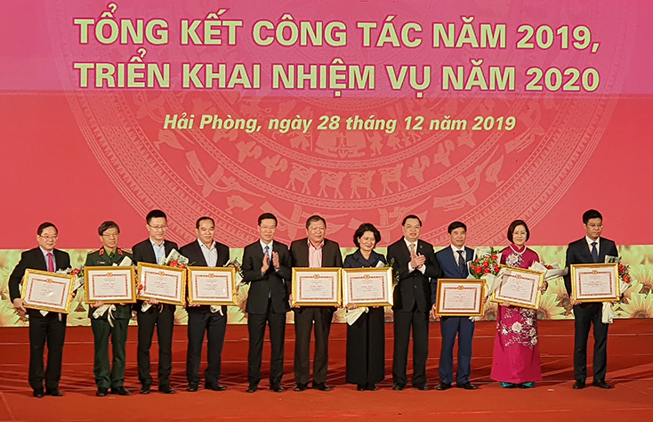 Đồng chí Võ văn Thưởng, Trưởng ban Tuyên giáo Trung ương trao bằng khen cho các tập thể đạt thành tích cao trong năm 2019.