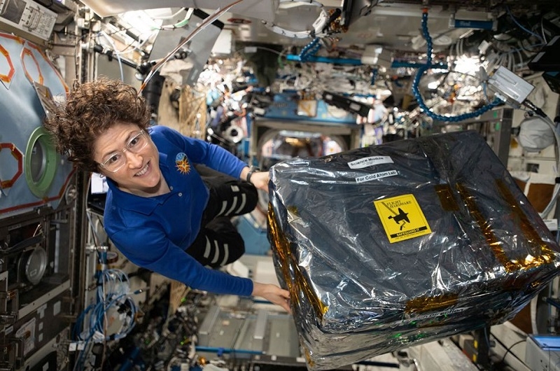 Phi hành gia NASA và là kỹ sư máy bay Christina Koch đang xử lý phần cứng được cất giấu bên trong túi hàng hóa vừa chuyển từ trái đất lên vũ trụ vào tháng 12-2019.