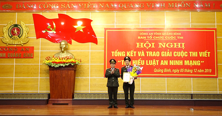 Lãnh đạo Công an tỉnh trao giải nhất cuộc thi cho tác giả thiếu úy Từ Hồng Phong, Công an huyện Quảng Trạch.