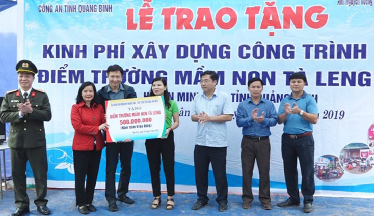  Lễ trao tặng kinh phí xây dựng điểm trường Tà Leng, xã Dân Hóa.