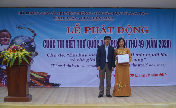  Đại diện lãnh đạo Sở Giáo dục-Đào tạo trao tặng sách cho thư viện Trường THCS Đồng Mỹ.