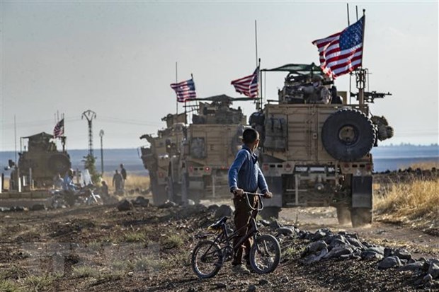 Binh sỹ Mỹ di chuyển tại thị trấn Qahtaniyah (Syria), giáp giới Thổ Nhĩ Kỳ. (Ảnh: AFP/TTXVN)