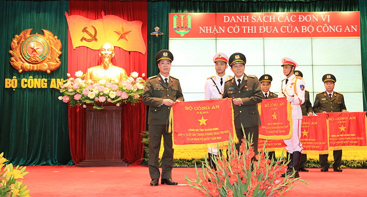Trung tướng Lương Tam Quang, Thứ trưởng Bộ Công an trao Cờ đơn vị thi đua xuất sắc năm 2019 của Bộ Công an cho Công an tỉnh Quảng Bình.