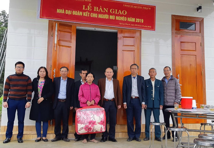 Đại diện lãnh đạo chính quyền, đoàn thể trao nhà cho bà Phạm Thị Quý