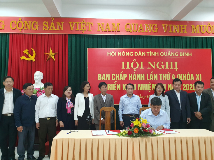 Các đại biểu ký giao ước thi đua năm 2020