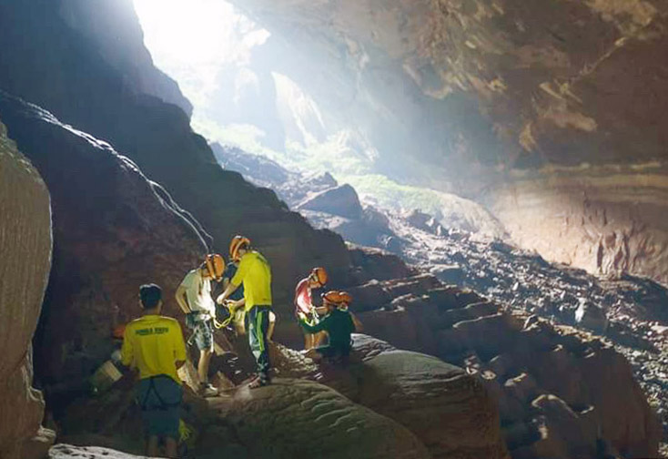 Porter hỗ trợ du khách chuẩn bị khám phá cảnh đẹp trong các hang động. 