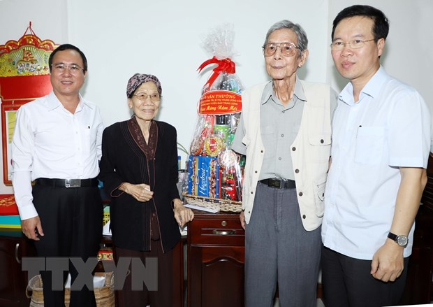 Trưởng Ban Tuyên giáo Trung ương Võ Văn Thưởng thăm và chúc Tết gia đình nhạc sỹ Lư Nhất Vũ và nữ sỹ Lê Giang. (Ảnh: Nguyễn Văn Việt/TTXVN)