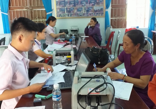 Nâng mức cho vay đối với hộ nghèo và cận nghèo nhằm phát triển sản xuất kinh doanh, giải quyết việc làm.