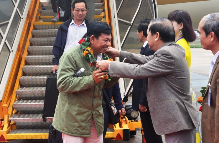 Tặng hoa chào đón các vị khách đầu tiên đến Quảng Bình bằng đường hàng không.