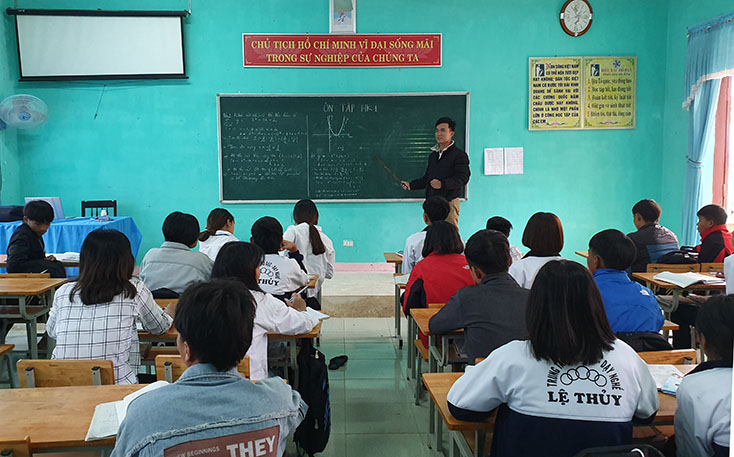  Các em học sinh vùng cao huyện Lệ Thủy đang học THPT tại Trường phổ thông dân tộc nội trú huyện. 