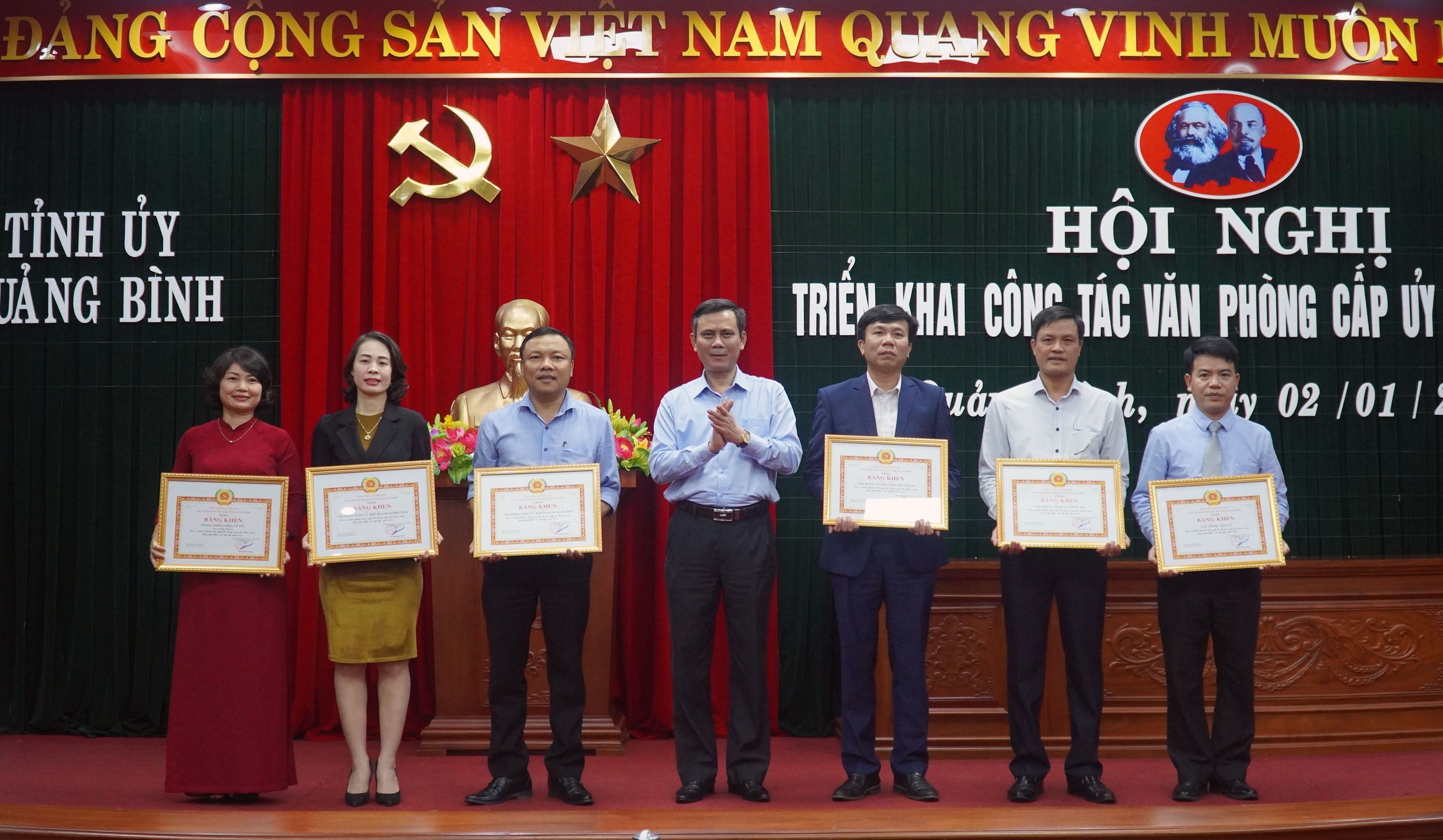 Đồng chí Phó Bí thư Thường trực Tỉnh ủy Trần Thắng trao Bằng khen của Ban Thường vụ Tỉnh ủy cho các tập thể  