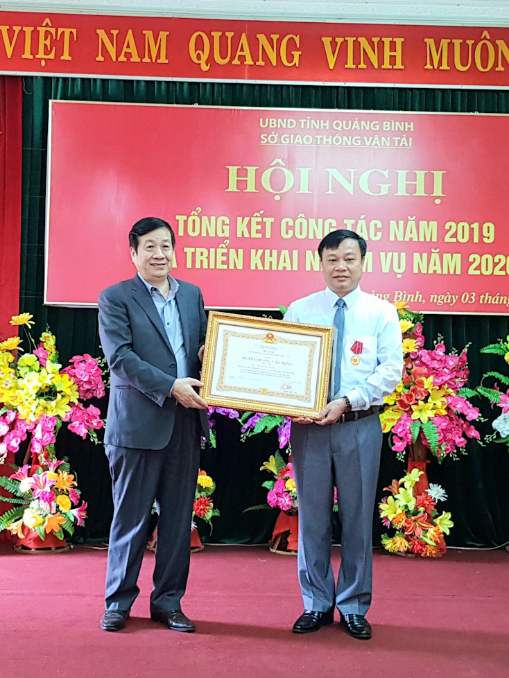 Thừa ủy quyền của Chủ tịch nước, đồng chí Nguyễn Xuân Quang, Phó Chủ tịch Thường trực UBND tỉnh trao Huân chương Lao động hạng Ba cho 1 cá nhân của Sở GTVT.
