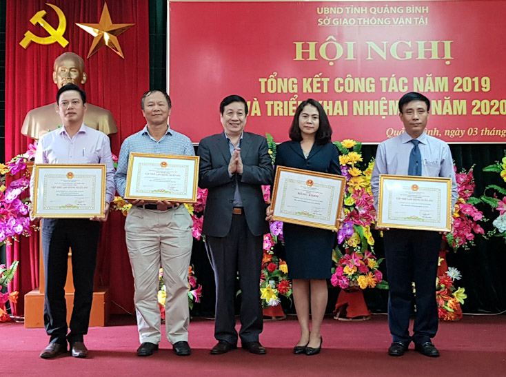 Đồng chí Nguyễn Xuân Quang, Phó Chủ tịch Thường trực UBND tỉnh trao danh hiệu Chiến sỹ thi đua cấp tỉnh cho các cá nhân có thành tích xuất sắc năm 2019.