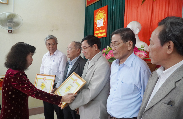 Các tập thể được nhận bằng khen của Trung ương Hội Khuyến học Việt Nam.