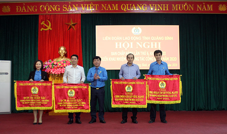 Lãnh đạo LĐLĐ tỉnh trao cờ thi đua của Tổng LĐLĐ Việt Nam cho các tập thể
