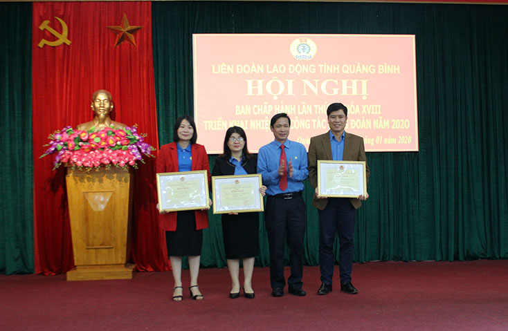 Lãnh đạo LĐLĐ tỉnh trao bằng khen của Tổng LĐLĐ Việt Nam cho các tập thể