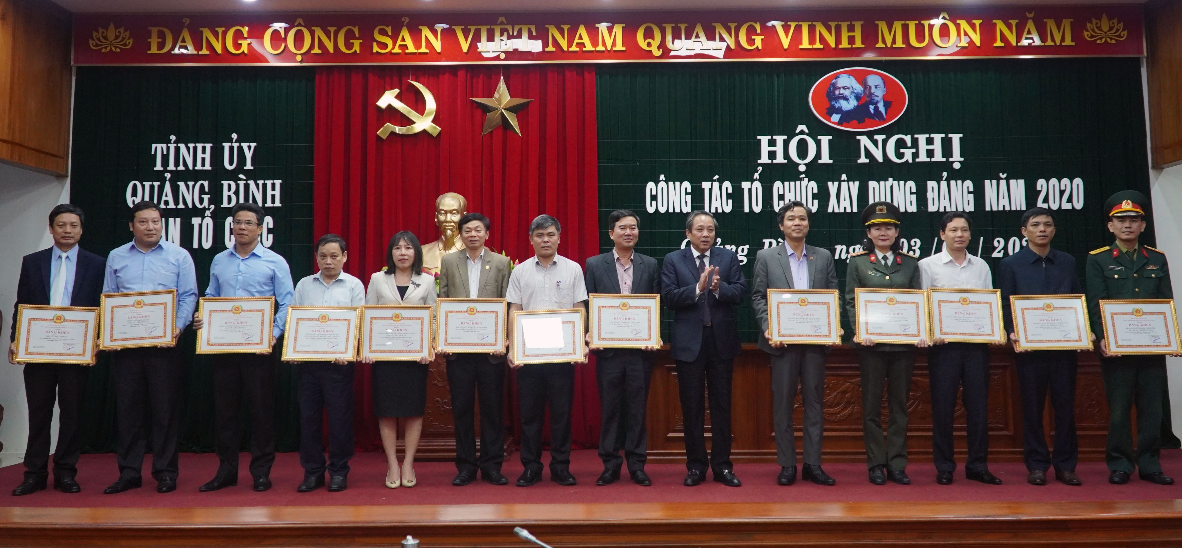 Đồng chí Bí thư Tỉnh ủy Hoàng Đăng Quang trao Bằng khen của Ban Thường vụ Tỉnh ủy cho các tập thể