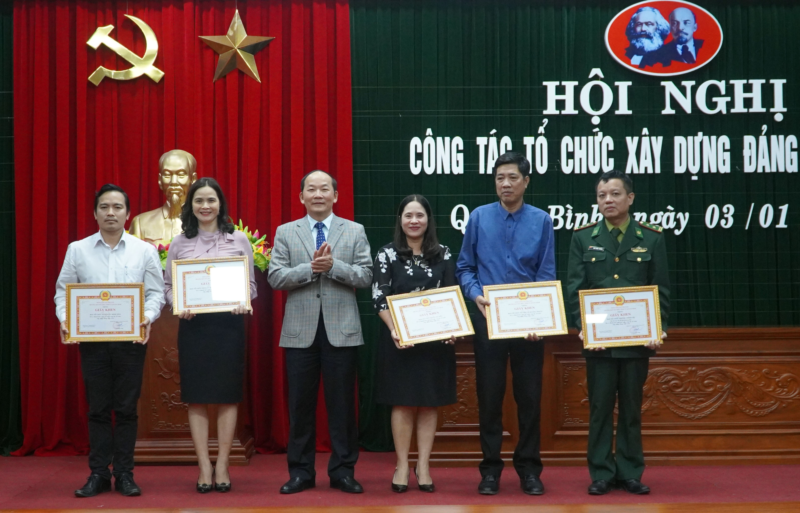 Đồng chí Trường Ban Tổ chức Tỉnh ủy Trần Xuân Vinh trao giấy khen của Ban Tổ chức Tỉnh ủy cho các tập thể  