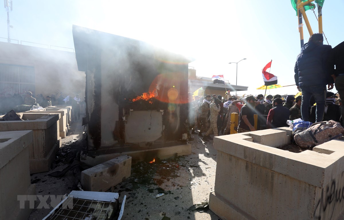 Người biểu tình gây bạo loạn bên ngoài Đại sứ quán Mỹ tại Baghdad ngày 31/12/2019. (Ảnh: THX/TTXVN)