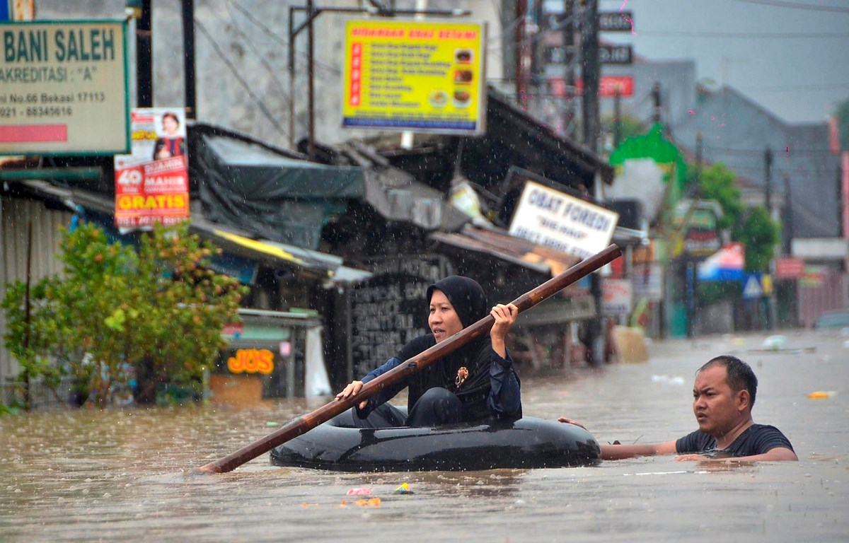 Trong ảnh: Cảnh ngập lụt sau mưa lớn tại Bekasi, Tây Java, Indonesia, ngày 1/1/2020. (Ảnh: AFP/TTXVN)