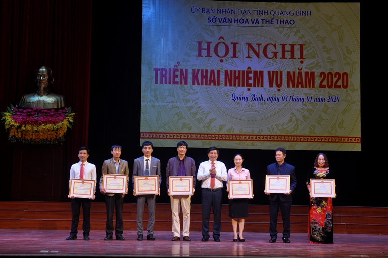 Đồng chí Trần Vũ Khiêm, Giám đốc Sở VH-TT trao bằng khen của Bộ VH-TT-DL cho 5 tập thể và 2 cá nhân có thành tích xuất sắc.