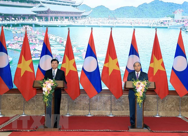 Thủ tướng Nguyễn Xuân Phúc và Thủ tướng Lào Thongloun Sisoulith gặp gỡ báo chí sau khi kết thúc kỳ họp. (Ảnh: Thống Nhất/TTXVN)