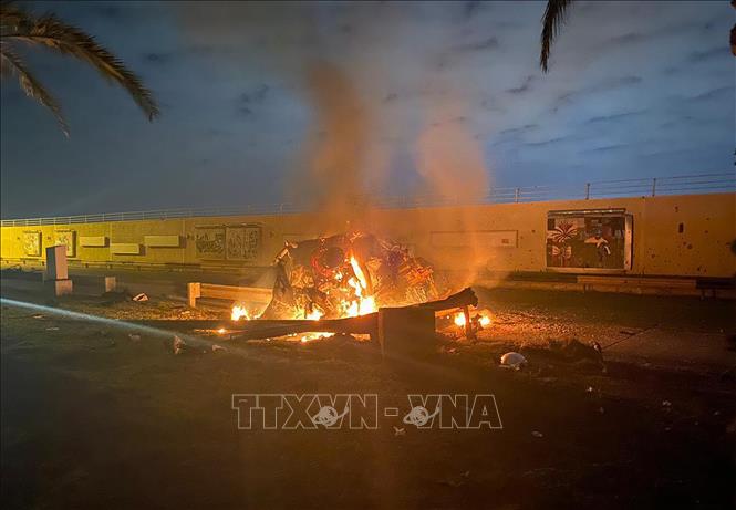  Xe ô tô bốc cháy sau vụ không kích do Mỹ tiến hành tại sân bay quốc tế thủ đô Baghdad, Iraq tối 2-1. Ảnh: AFP/TTXVN