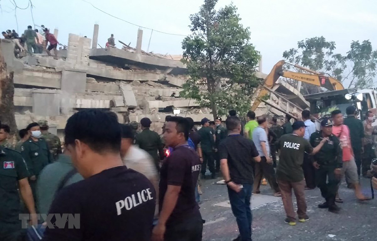 Lực lượng cứu hộ tìm kiếm nạn nhân dưới đống đổ nát của công trình đang thi công bị đổ sập ngày 3-1-2020. (Nguồn: AFP/TTXVN)