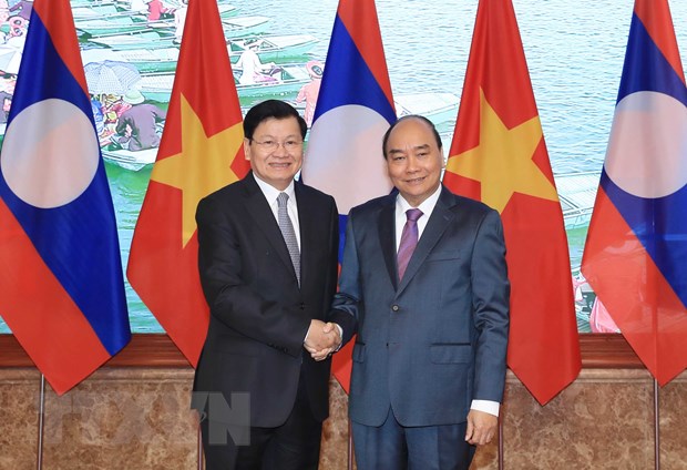 Thủ tướng Nguyễn Xuân Phúc đón Thủ tướng Lào Thongloun Sisoulith. (Ảnh: Thống Nhất/TTXVN)