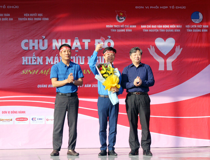 Đồng chí Nguyễn Tiến Hoàng, Phó Chủ tịch UBND tỉnh và đại diện báo Tiền phong trao biểu trưng tri ân sự đồng hành cùng chương trình cho huyện đoàn Bố Trạch .