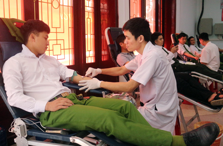 Đoàn viên thanh niên cán bộ, chiến sĩ công an tham gia hiến máu.