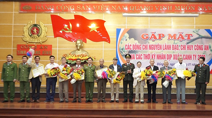 Các đồng chí lãnh đạo Công an tỉnh tặng hoa mừng thọ các đồng chí nguyên lãnh đạo, chỉ huy công an Quảng Bình qua các thời kỳ