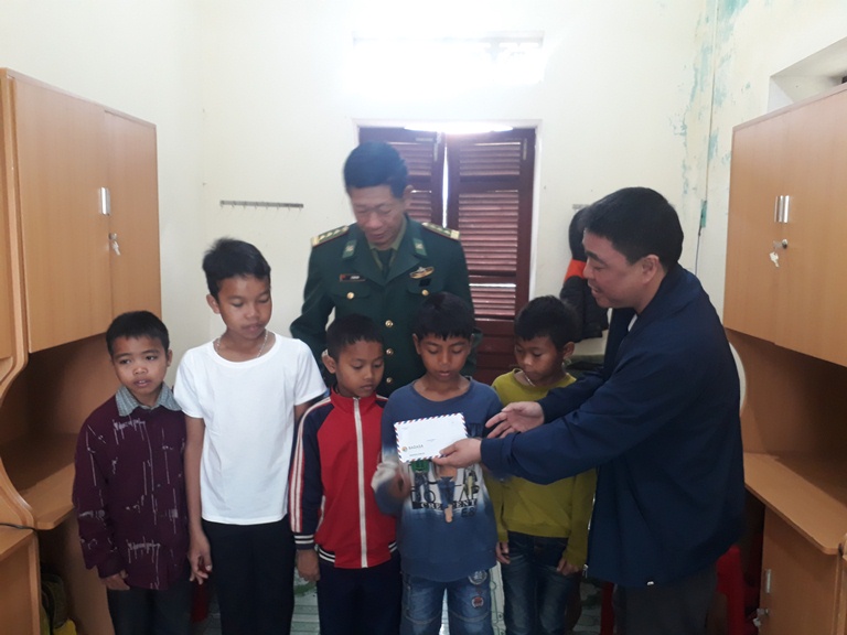 : Nhà báo Dương Minh Phong trao số tiền 30 triệu đồng hỗ trợ các em học sinh người Rục, con nuôi của Đồn Biên phòng Cà Xèng.