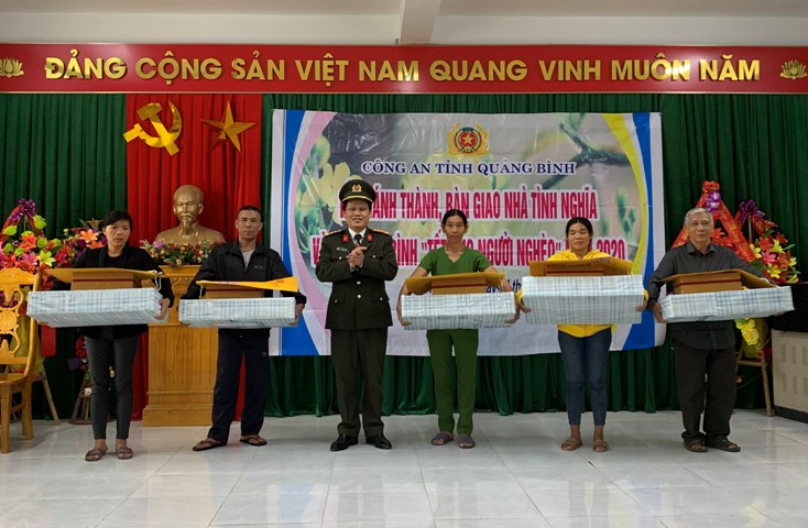 Đại tá Bùi Quang Thanh – Phó giám đốc Công an tỉnh tặng quà các gia đình được khánh thành nhà tình nghĩa trong dịp này.