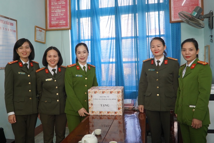 Đại diện Hội Phụ nữ Công an tỉnh tặng quà động viên đại úy Lê Thanh Nhàn, Trưởng Công an xã Quảng Hải (người thứ 3 từ bên trái sang).