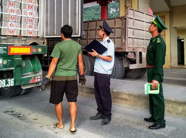   Chi cục HQCK Cha Lo phối hợp với lực lượng Biên phòng kiểm tra, kiểm soát chặt chẽ hàng hóa qua cửa khẩu. 