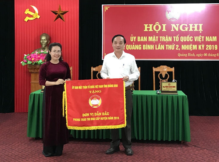 Đồng chí Chủ tịch Uỷ ban MTTQVN tỉnh Phạm Thị Hân tặng cờ “Đơn vị dẫn đầu phong trào thi đua” cho Ủy ban MTTQVN TP. Đồng Hới